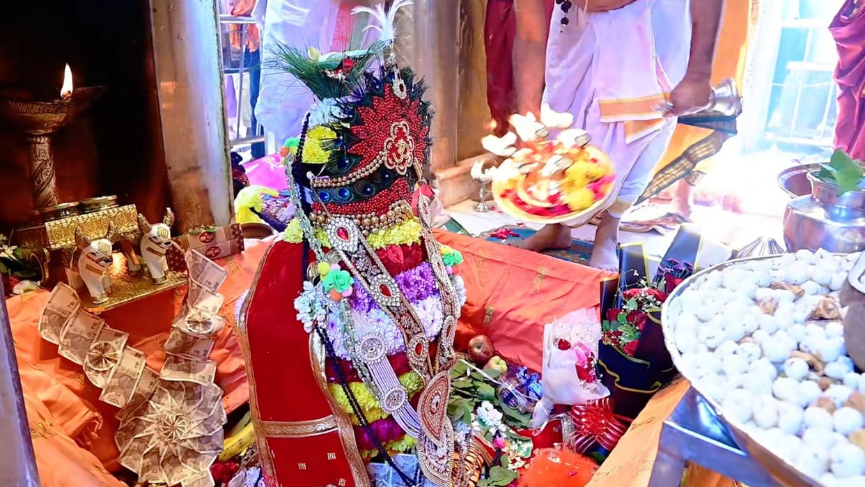 Maha Shivratri Varanasi 2026: 4 Lakh Devotees Visit Kashi Vishwanath Dham Crowd Today Photos