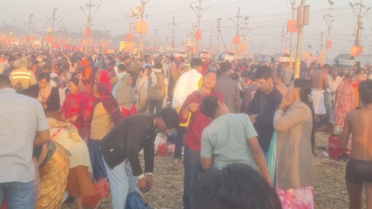 Mahashivratri: महाशिवरात्रि पर संगम स्नान के लिए उमड़े श्रद्धालु, प्रयागराज में माघ मेले का आज अंतिम स्नान