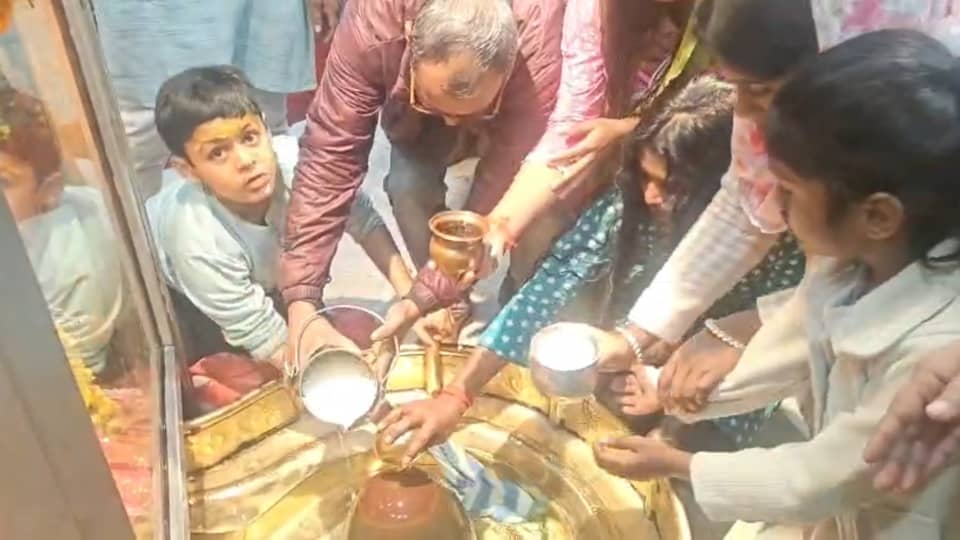 Maha Shivratri 2026 Huge Crowd in Lord Shiva temples for jalabhishek over Uttarakhand Photos
