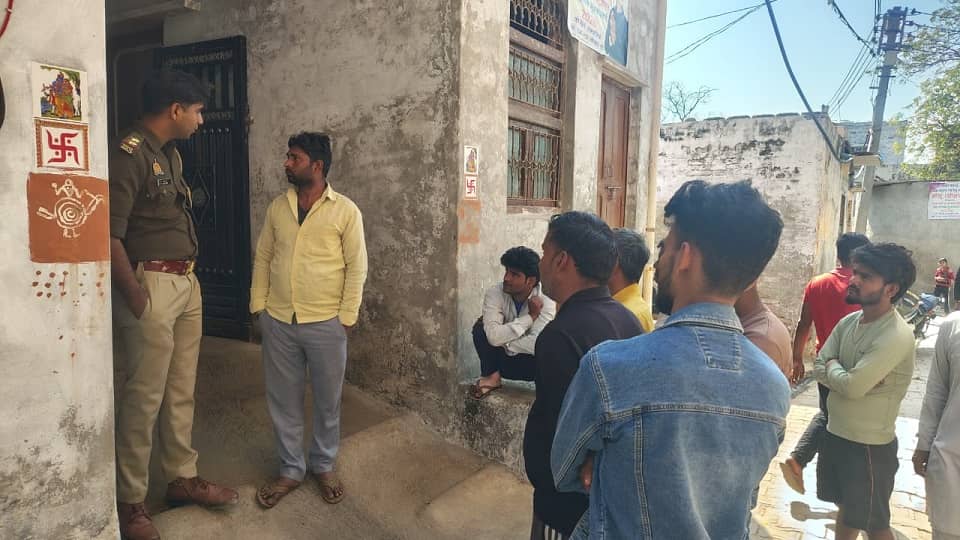 माैके पर जांच करती पुलिस।