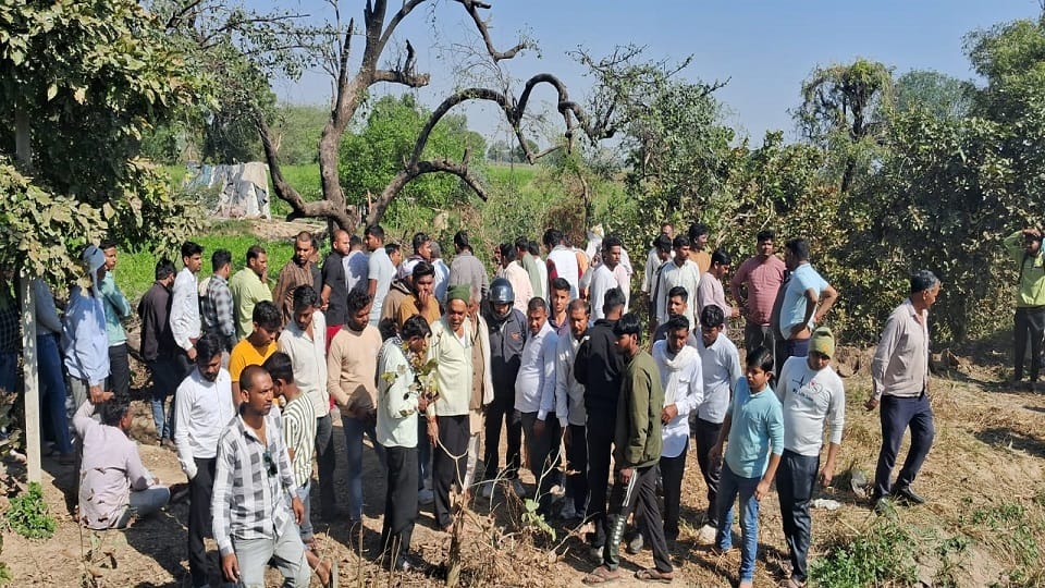 body of tempo driver was found lying in drain in Agra