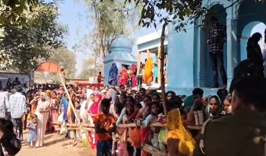 मंदिर पर उमड़ी भक्तों की भीड़।