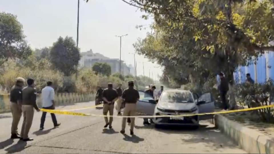 Young man shot his girlfriend in car and then suicide Both shot with a pistol pointed at their heads IN noida