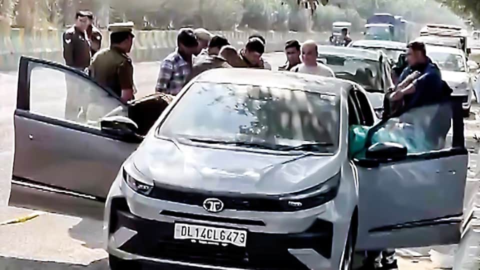 Young man shot his girlfriend in car and then suicide Both shot with a pistol pointed at their heads IN noida