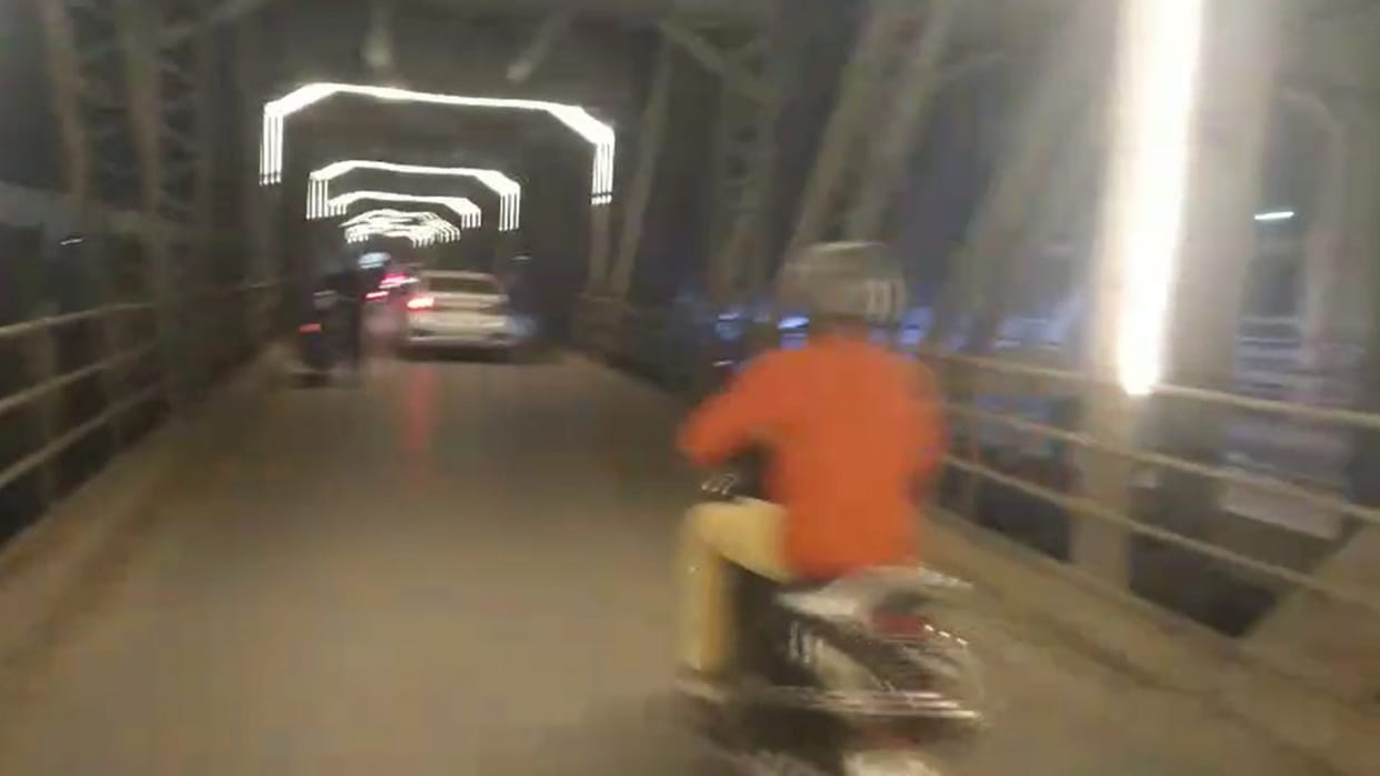 160-year-old Naini Yamuna Bridge will be bathed in light; the Municipal Corporation is installing spiral LED