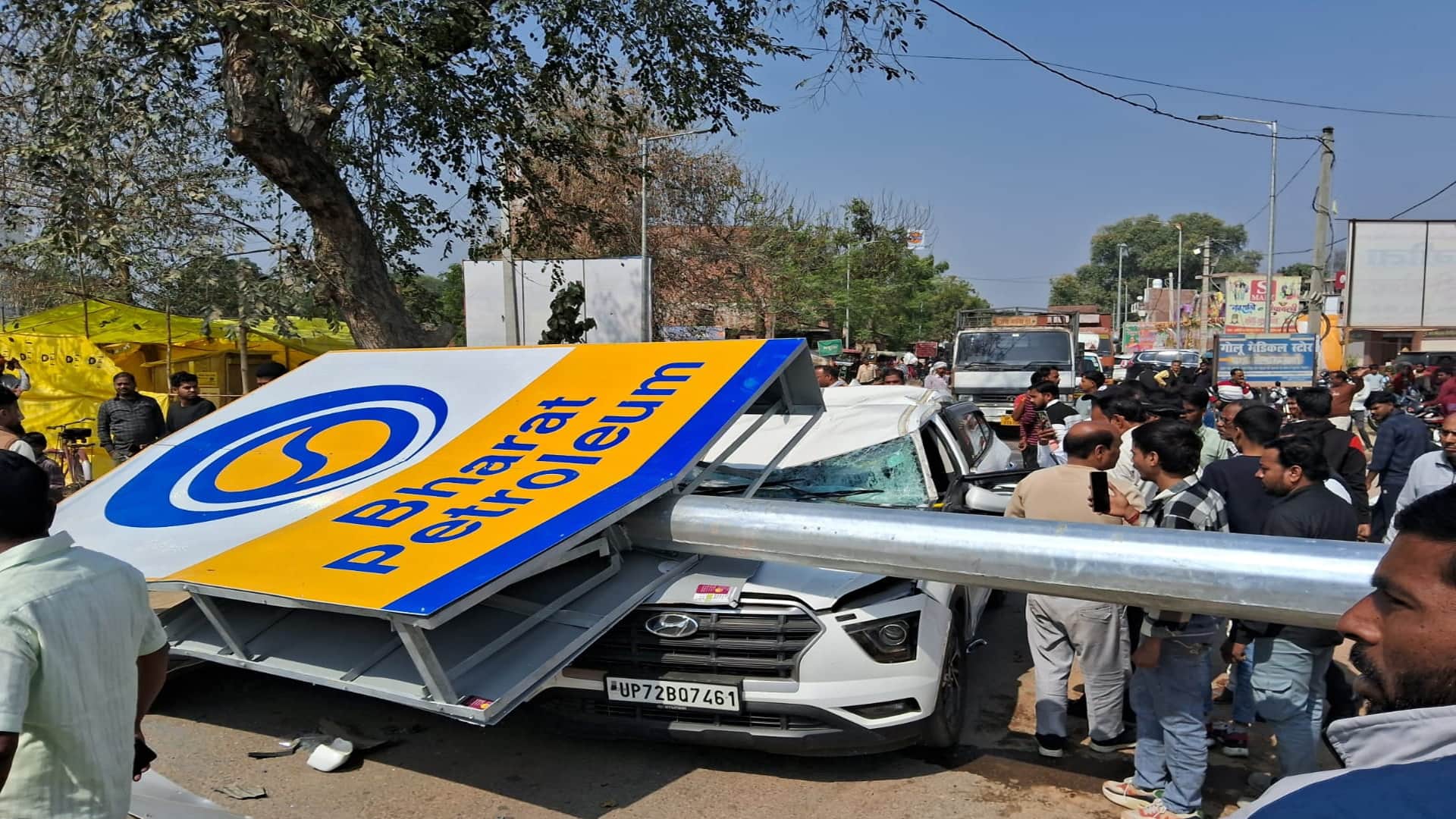 पेट्रोल पंप का हाईमास्ट कार पर गिरा, सपा नेता की मौत।