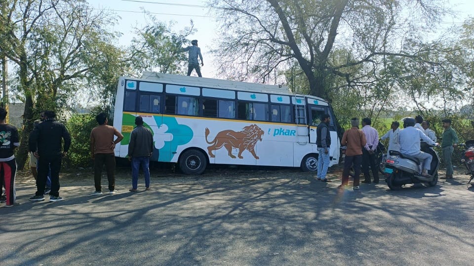 bus full of pilgrims went out of control and hit tree in mathura
