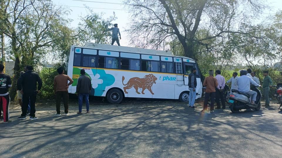 पेड़ से टकराई बस।