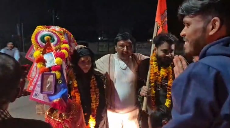 Muslim girl devotion to Shiva Wearing burqa carried Kanwar on shoulder