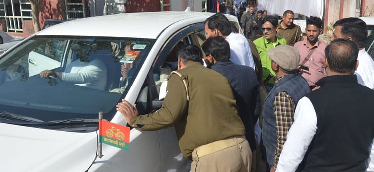 UP: सपा सांसद रामजीलाल सुमन के साथ मंच पर हुई ऐसी हरकत, नाराज हो गए; कार्यक्रम के बीच से ही लौटे