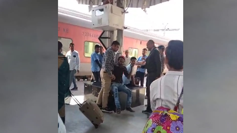 Jalaun: Drunken youth shoves RPF personnel, chases them with a brick