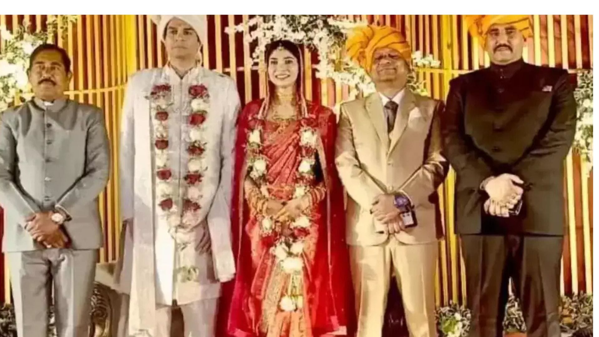 आईएएस अवि प्रसाद और आईएएस अधिकारी अंकिता धाकरे के विवाह की तस्वीर