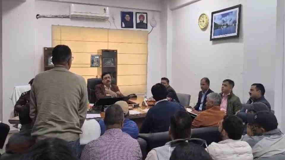 Chardham Yatra 2026 starting from April 19 Garhwal Commissioner holds meeting with businessman