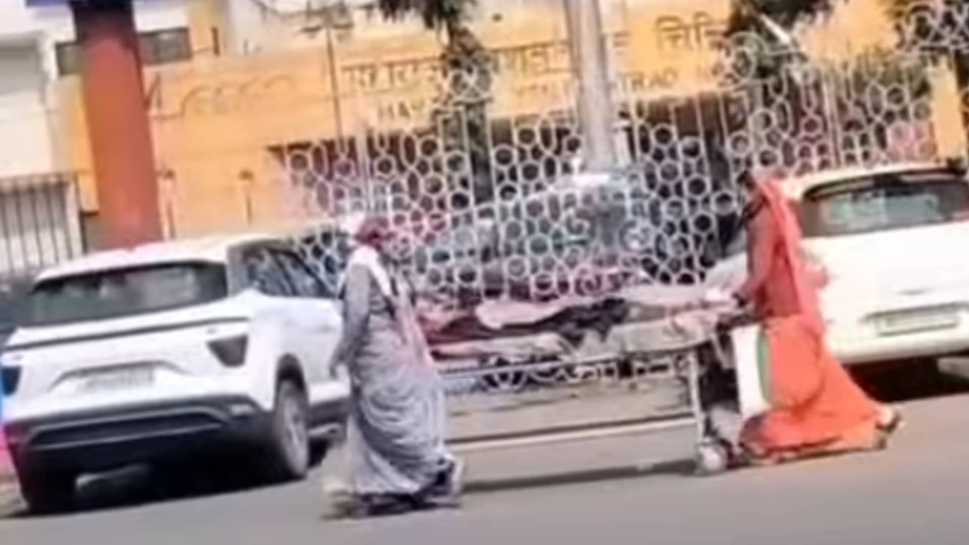 इंदौर के एमवाय अस्पताल के सामने से मरीज को ले जाती महिलाएं