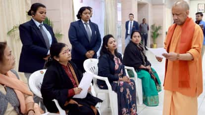 Janta Darshan: CM Yogi said – delay in solving problems is not acceptable, officers should pay attention to th