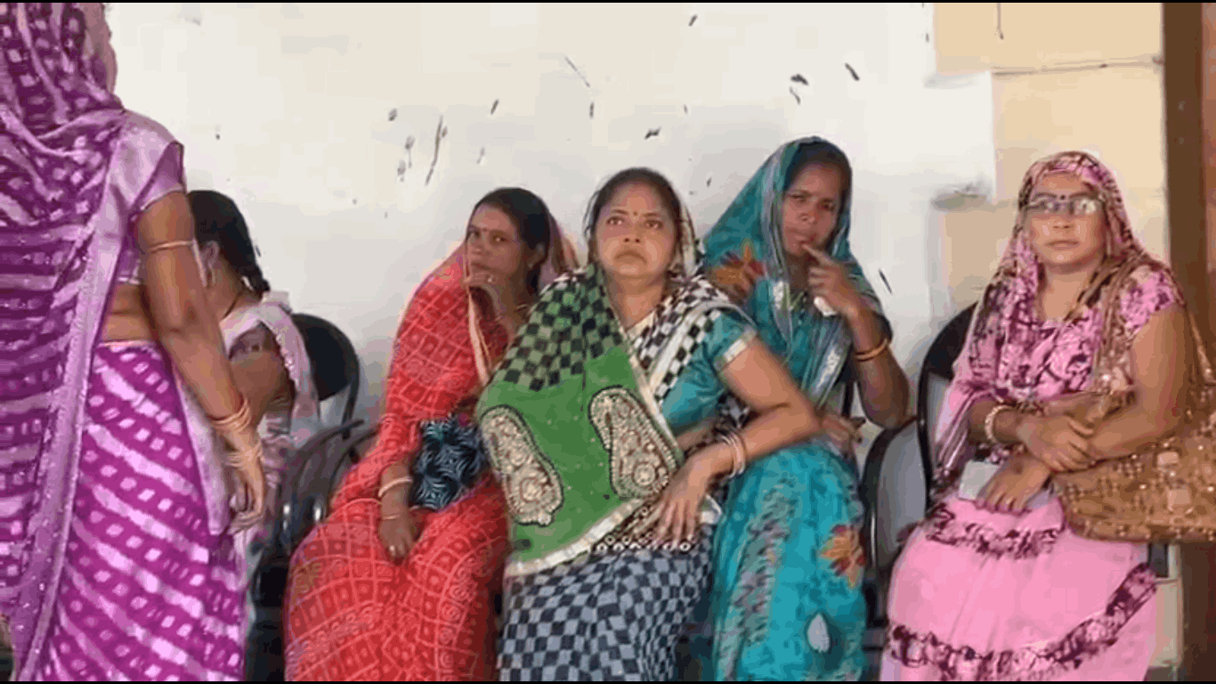 महिलाओं ने एसपी के नाम ज्ञापन सौंपा।