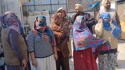पुलिस हिरासत में आरोपी।