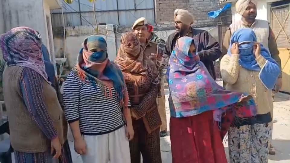 पुलिस हिरासत में आरोपी।