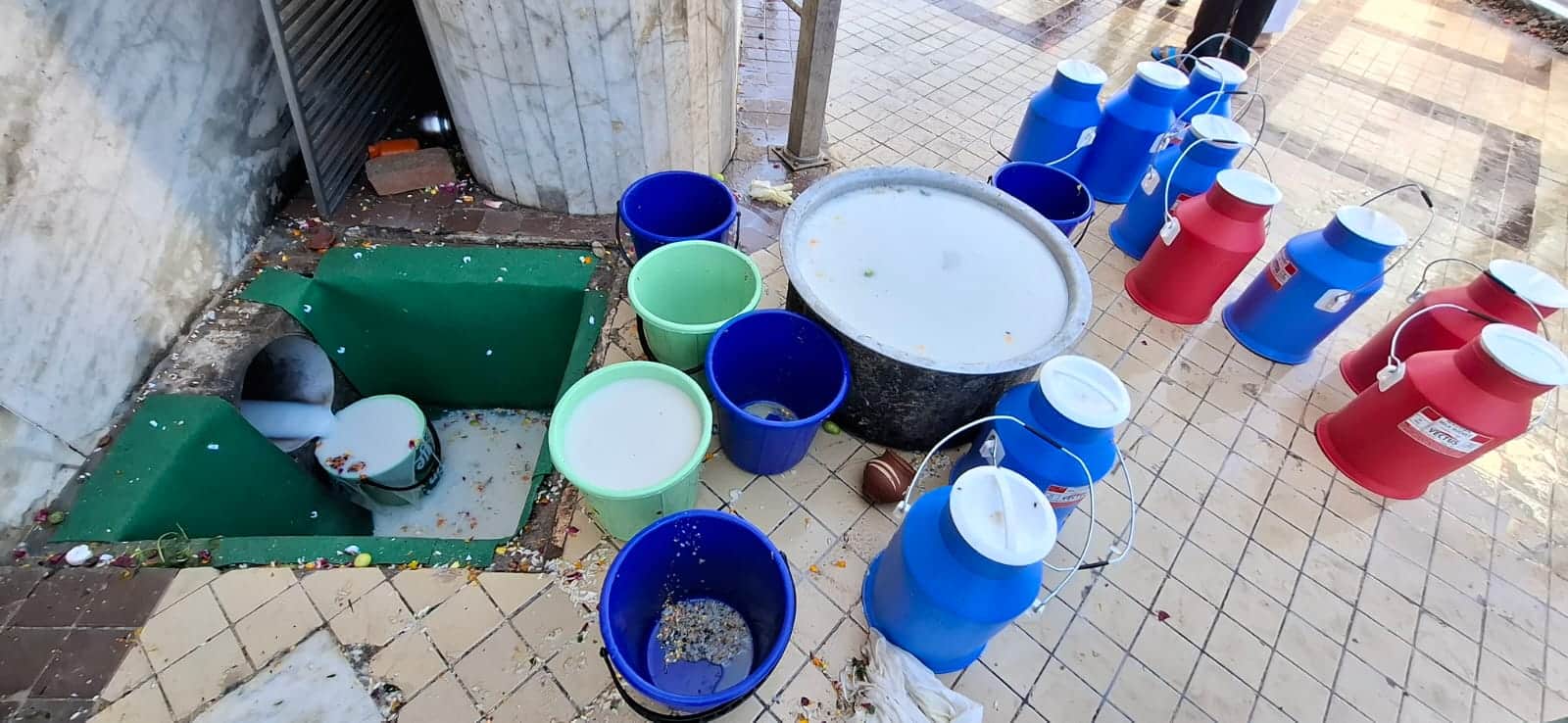 पुरा महादेव मंदिर में अभिषेक के बाद बहते दूध को गोशालाओं में भिजवाया