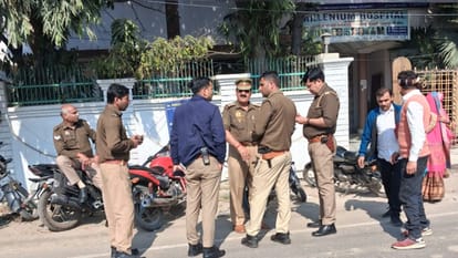 अस्पताल के बाहर तैनात पुलिस