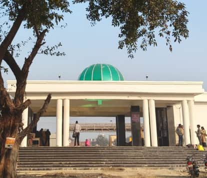 रेलवे स्टेशन की छत पर बाबरी ढांचे जैसा बना गुंबद