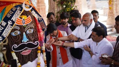 Minister Kailash Vijayvargiya reached Kubereshwardham in Sehore and said this about Pandit Pradeep Mishra.