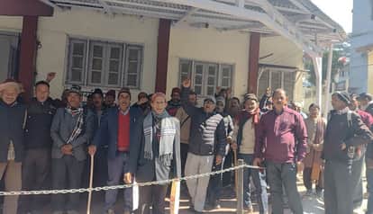 Work charge employees protested at PWD, expressed displeasure over pension demands in nainital