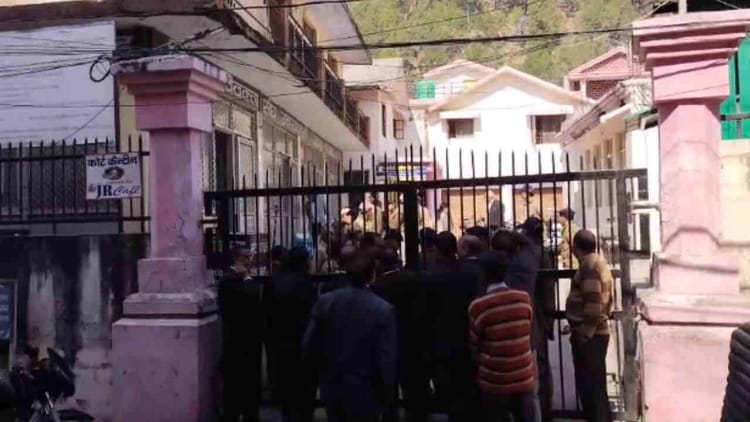 Uttarakhand: उत्तरकाशी और नैनीताल जिला न्यायालय को बम से उड़ाने की धमकी, सूचना पर पुलिस ने खाली करवाया कोर्ट