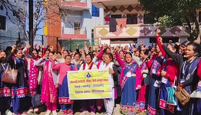 Anganwadi workers took out a procession demanding non-increase in honorarium in almora