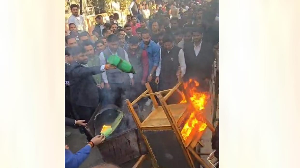 Barabanki: Advocates set ablaze the chair and table of a lawyer accused of running a conversion racket.