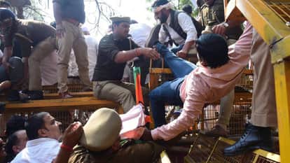 UP: Congress workers clash with police, climb barricades; police escort everyone to Edo Garden