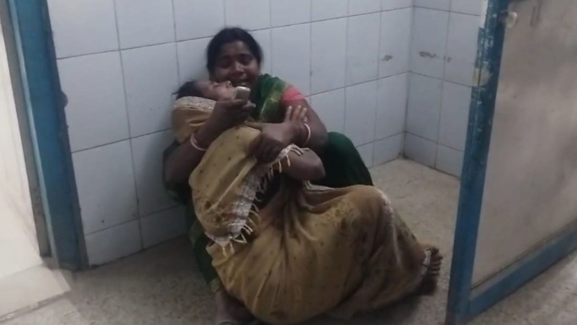 चालक की मौत के बाद रोते परिजन