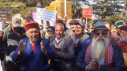 Shimla Himachal Pradesh Pensioners Joint Struggle Committee staged a sit-in at Chaura Maidan