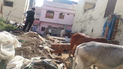 सरकारी जमीन पर संचालित हो रही थी डेयरी