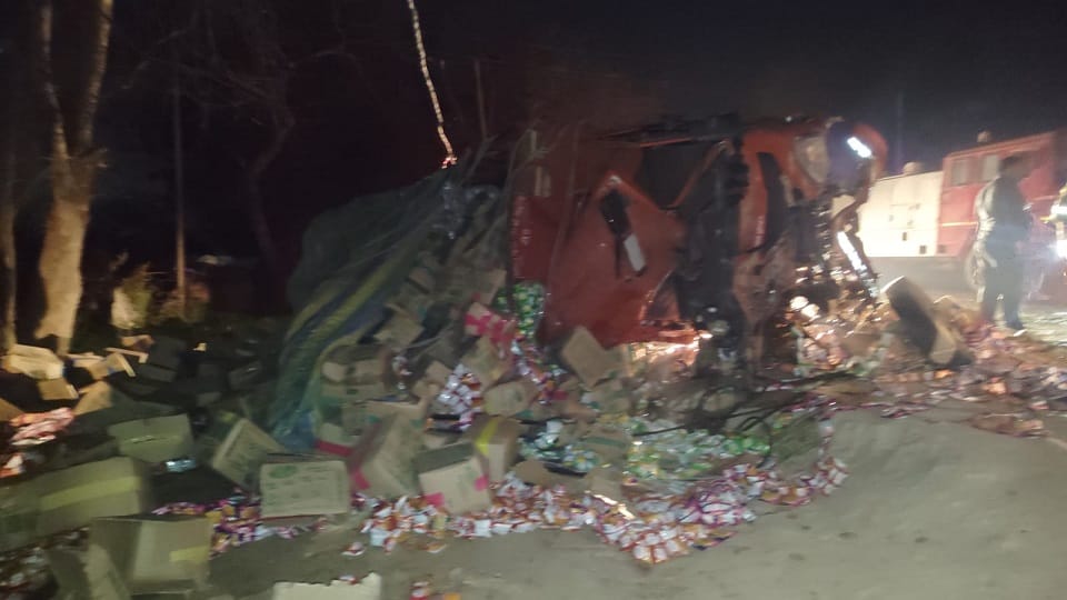 Horrific road accident on Agra Fatehabad road canter and truck collide fiercely in Agra