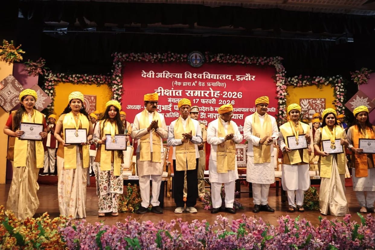 Indore News Governor Mangubhai Patel addresses Devi Ahilya University Convocation, honors 78-year-old Gold Med