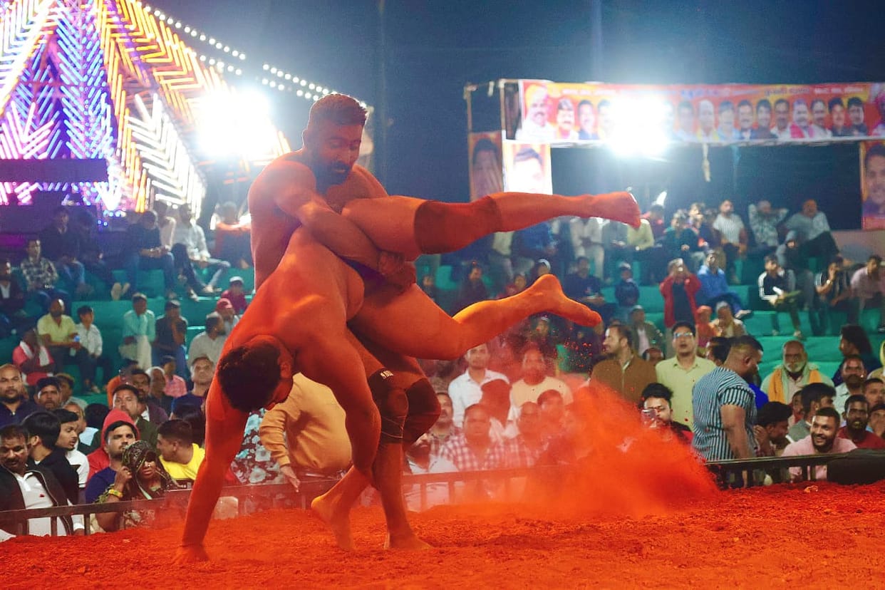 Indore News: Wrestling took place on red soil in Indore, wrestlers from India and abroad tried their best.