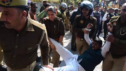 UP: Congress workers clash with police, climb barricades; police escort everyone to Edo Garden