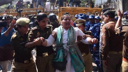 UP: Congress workers clash with police, climb barricades; police escort everyone to Edo Garden