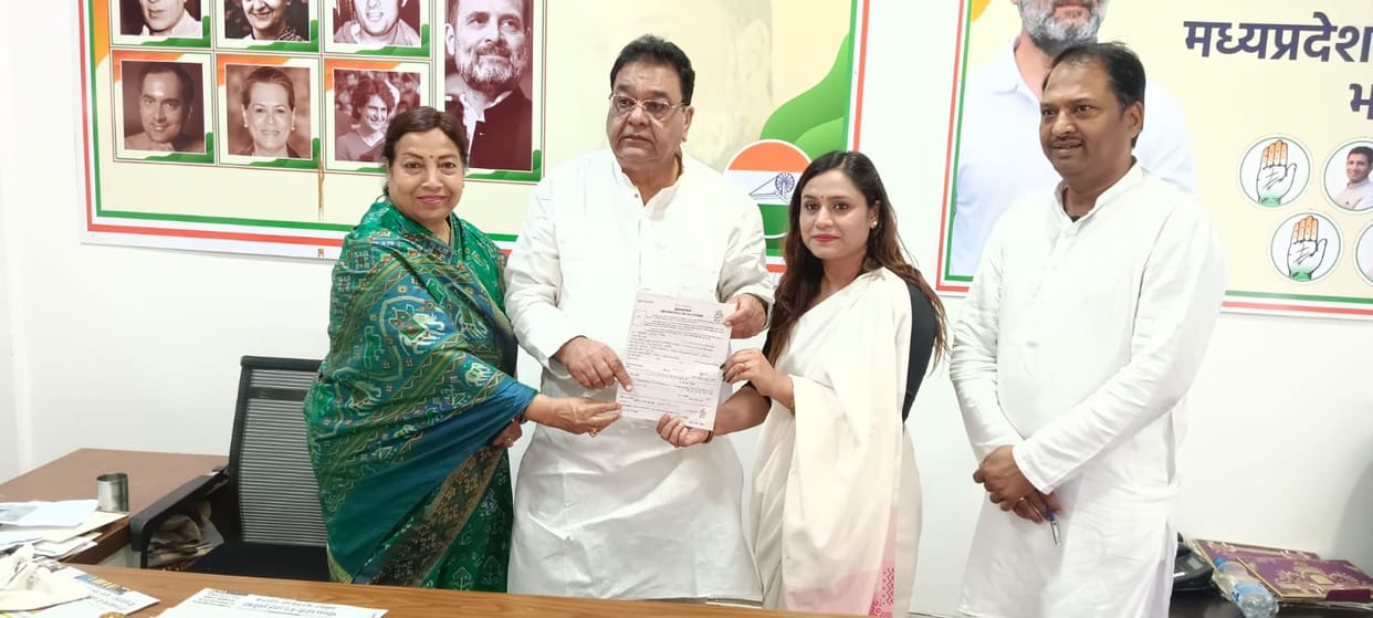 Indore: Daughter of former BJP MLA Satyanarayan Sattan joins Congress, takes membership.
