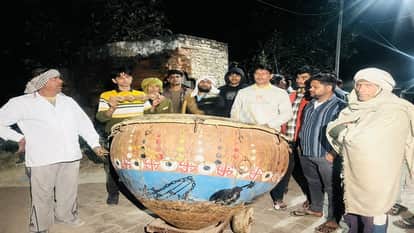 drum is played outside house of deceased in Jabra village of Mathura