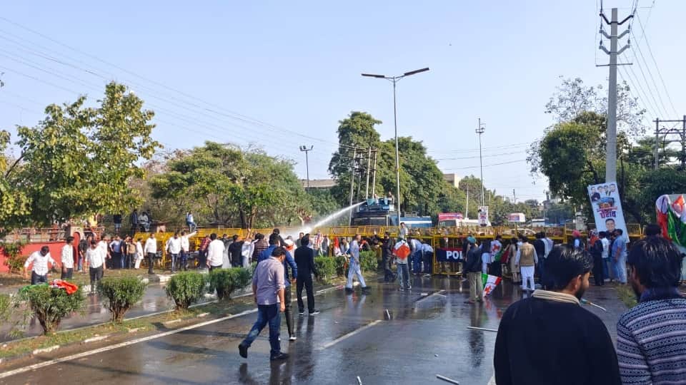 पंचकूला में प्रदर्शनकारियों पर वाटर कैनन का इस्तेमाल करती पुलिस।