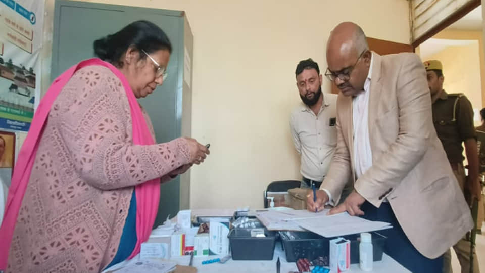 पीएचसी उत्तरीपुरा का डीएम ने निरीक्षण किया
