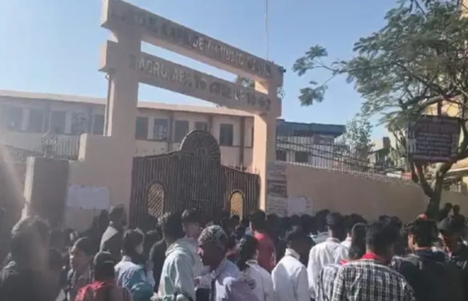 परीक्षा केंद्र के बाहर लगी अभिवावकों की भीड़