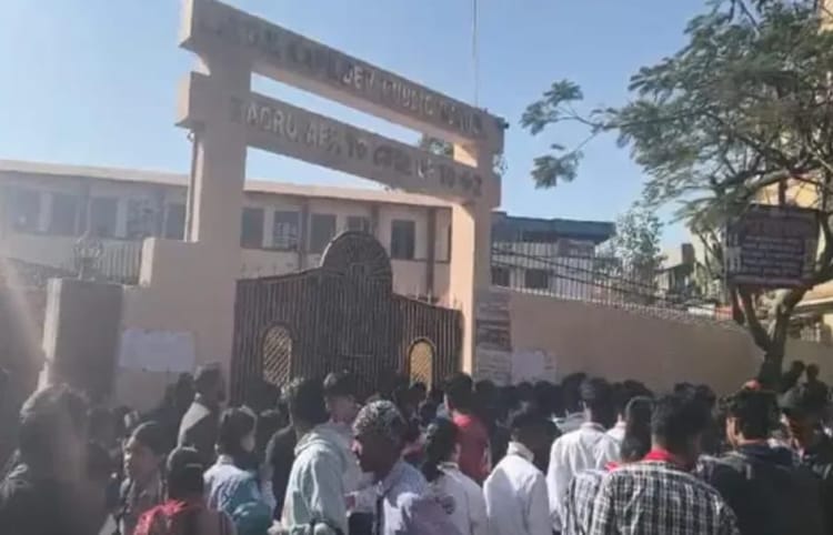 Jharkhand: CBSE 10वीं बोर्ड की परीक्षा शुरू, 13 मार्च तक चलेगा एग्जाम; कड़ी निगरानी में हो रही परीक्षा