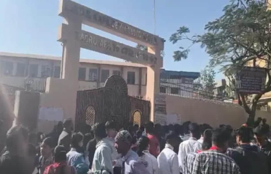 परीक्षा केंद्र के बाहर लगी अभिवावकों की भीड़