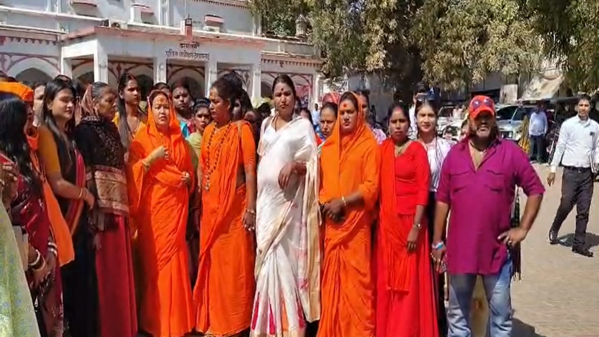 प्रतापगढ़ में एसपी कार्यालय पर प्रदर्शन करते किन्नर।