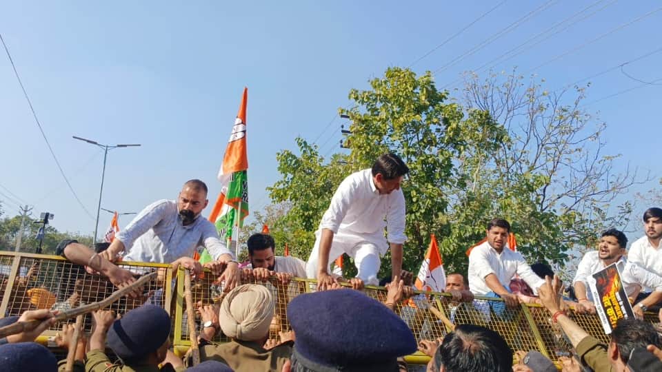 बैरिकेड पर चढ़े सांसद दीपेंद्र हुड्डा