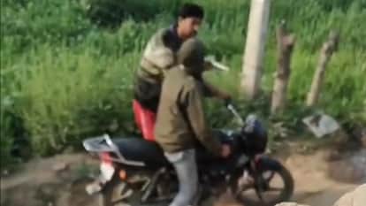 Chitta sold openly in Beed Pond Bathinda video goes viral