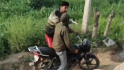 Chitta sold openly in Beed Pond Bathinda video goes viral